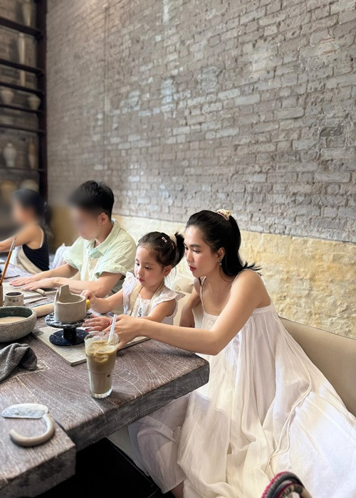 Ngọc Trinh dành nhiều thời gian cho gia đình. Vào giữa tháng 2, cô đưa con nuôi và các cháu đi làm đồ gốm.