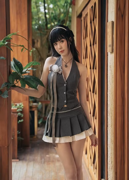 Nữ người mẫu lựa chọn trang phục gợi cảm vừa đủ.