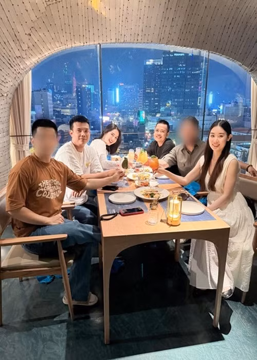 Từ tháng 3, Ngọc Trinh bắt đầu gặp gỡ bạn bè. Tuy nhiên, đến nay, cô chưa lộ diện bên Vũ Khắc Tiệp dù cả hai rất thân thiết.