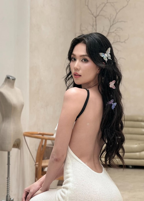 Ngọc Trinh không còn mặc hở bạo như xưa.