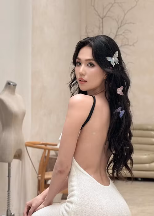 Ngọc Trinh không còn mặc hở bạo như xưa.