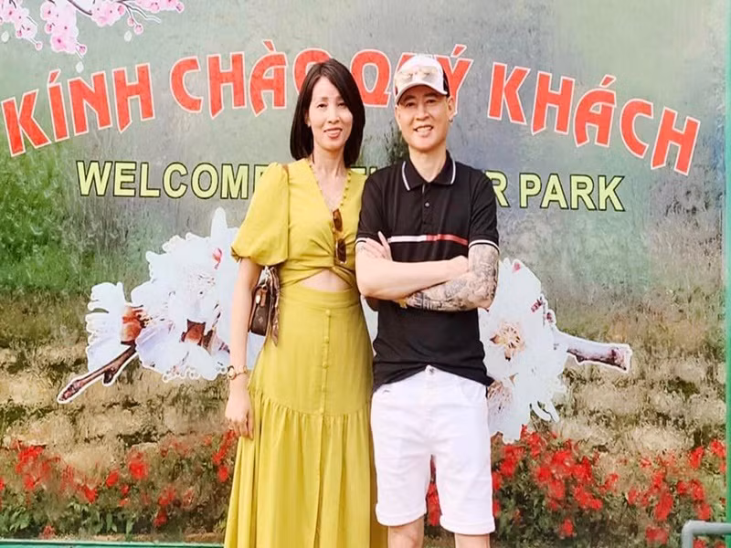 "Happy birthday cô bạn cùng giường. Chúc vợ yêu mọi điều tốt đẹp nhất", Tùng Dương chia sẻ khi Mai Huế đón tuổi mới.