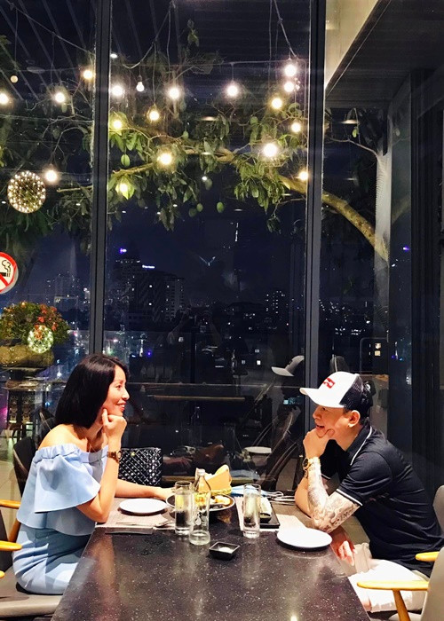 Thiên Nga - con gái Tùng Dương chia sẻ trên Tiền Phong, vợ mới của bố cô là người phụ nữ nhỏ nhẹ, nấu ăn ngon.