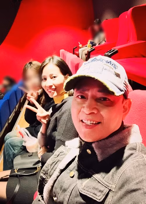 Kỷ niệm 1 năm kết hôn, Mai Huế chia sẻ: "Hôn lễ chỉ là sự khởi đầu, tình yêu mới là vĩnh cửu. Rồi chúng ta sẽ già đi cùng nhau, nhưng tình cảm chắc chắn không bao giờ phai nhạt. Hãy luôn yêu thương và chân thành với nhau, vì điều đó là quý giá nhất. Một năm đã trôi qua, anh đã cho em trải nghiệm được nhiều cảm xúc từ khi yêu anh, hạnh phúc vì được ở bên anh. Chúng mình hãy tiếp tục cùng nhau đi tiếp trên con đường tình yêu này chồng nhé. Love you".