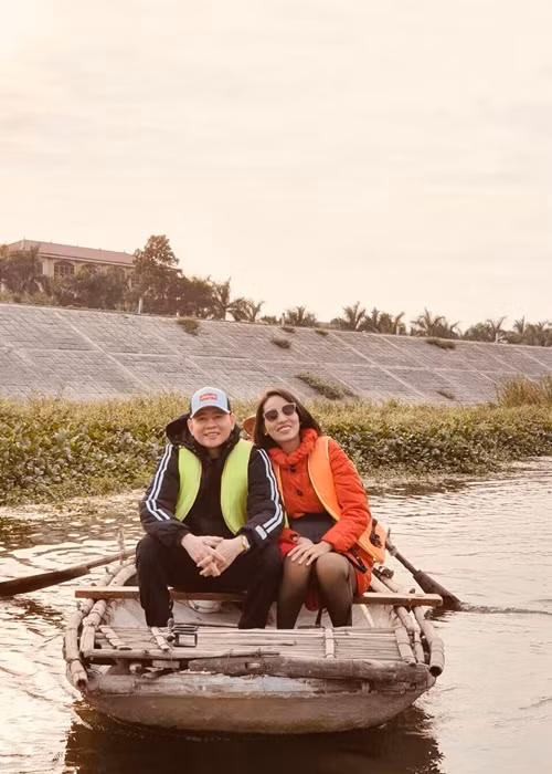 Sau đám cưới, vợ chồng Tùng Dương thường xuyên đăng tải hình ảnh đi ăn uống, du lịch.