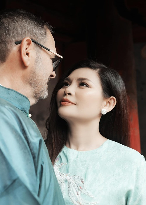 "Chúc mừng chặng đường đầu của đôi ta, 6 năm ngày nên nghĩa vợ chồng, 6 năm dạo đầu của bản nhạc đầy khúc khuỷu nhưng vô cùng thú vị. Hãy cùng nhau viết tiếp điệp khúc và giai điệu con tim thật huy hoàng nhé", Ngọc Anh viết.