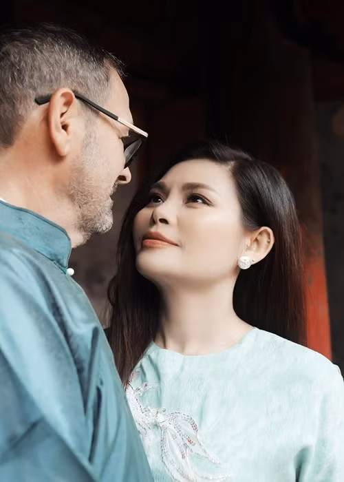 "Chúc mừng chặng đường đầu của đôi ta, 6 năm ngày nên nghĩa vợ chồng, 6 năm dạo đầu của bản nhạc đầy khúc khuỷu nhưng vô cùng thú vị. Hãy cùng nhau viết tiếp điệp khúc và giai điệu con tim thật huy hoàng nhé", Ngọc Anh viết.