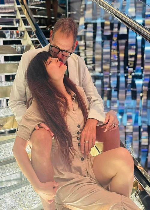 Ngọc Anh và chồng Tây nương tựa nhau lúc gặp biến cố.