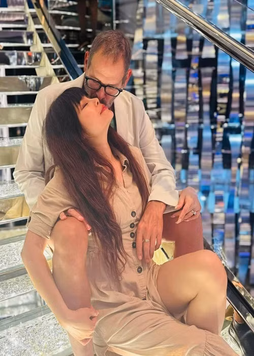 Ngọc Anh và chồng Tây nương tựa nhau lúc gặp biến cố.