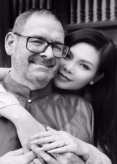 Vợ chồng Ngọc Anh thực hiện bộ ảnh áo dài nhân dịp 6 năm về chung một nhà.