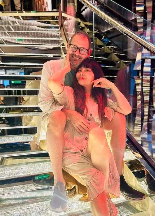 Vợ chồng Ngọc Anh từng trải qua một số biến cố. Năm 2019, chồng Ngọc Anh bị tai biến. Cũng trong năm 2019, nữ ca sĩ phát hiện khối u ở tử cung.