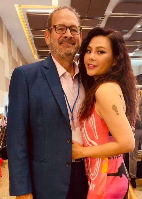 Doanh nhân John Gallander rất yêu Việt Nam. Ngọc Anh chia sẻ trên Tiền Phong chồng cô thuộc hết các con đường ở Hà Nội.