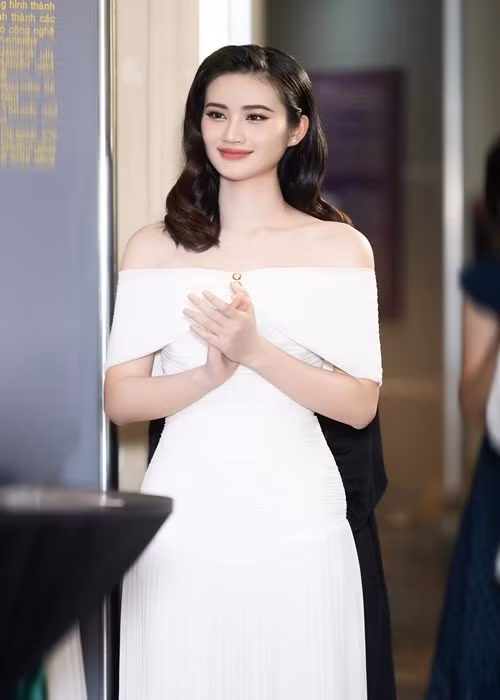 Nàng hậu khoe nhan sắc gợi cảm khi tham dự một buổi khai mạc triển lãm.