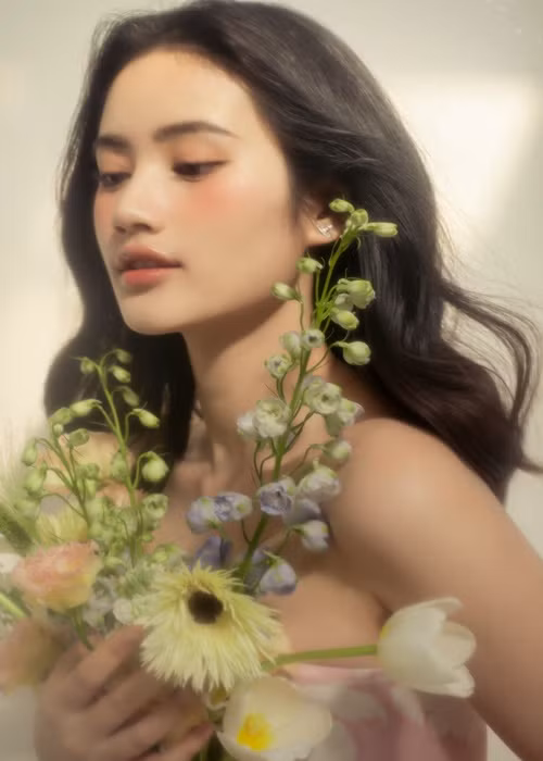 Cô tham gia các hoạt động từ thiện, sự kiện.