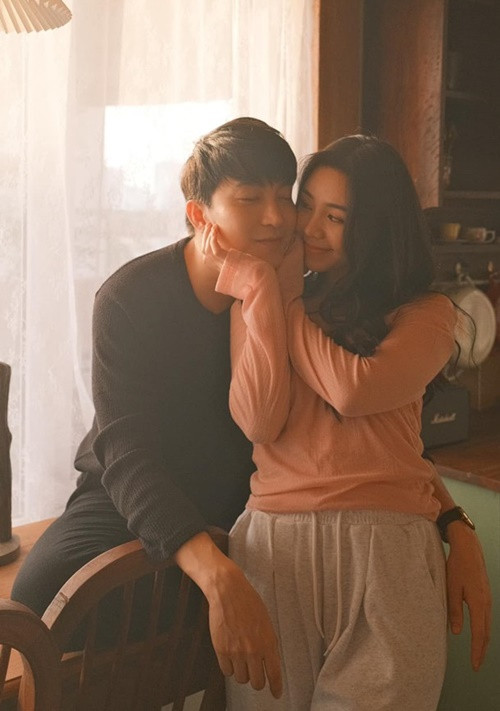 Quỳnh Kool vướng không ít tin đồn tình cảm. Cô bị đồn phim giả tình thật với B Trần khi cả hai đóng phim Chúng ta của 8 năm sau. Đối mặt với nghi vấn tình cảm, Quỳnh Kool và B Trần phủ nhận. Ảnh: Đời Sống Gia Đình.