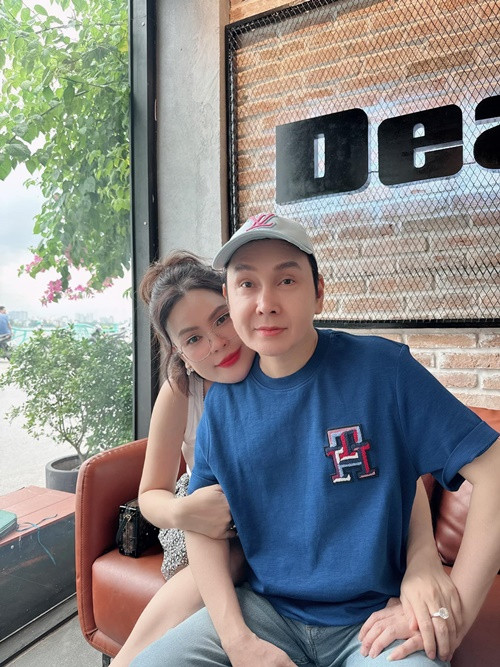 Bà mẹ ba con thân thiết với Vũ Luân sau 2 năm ly hôn.