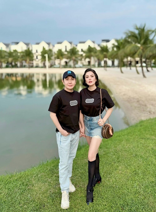 Ngoài cử chỉ thân mật dành cho nhau, Phương Lê và Vũ Luân còn mặc đồ đôi.