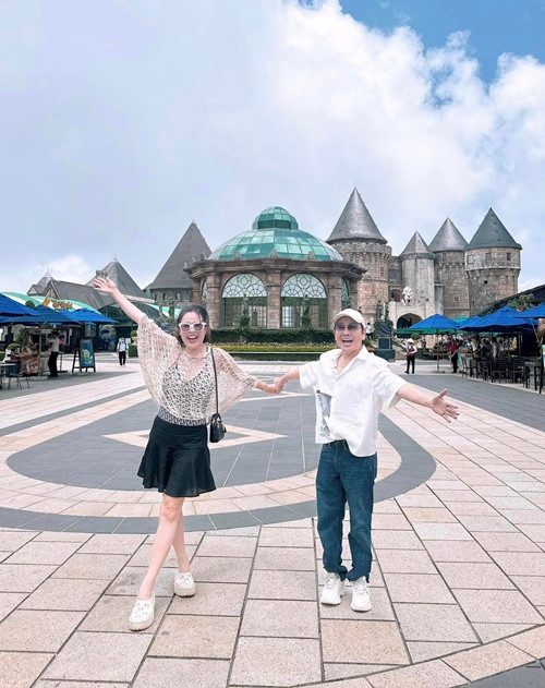 Phương Lê và Vũ Luân nắm tay khi đi du lịch.