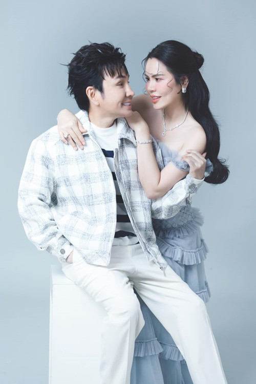 Cặp đôi tin đồn trao nhau ánh mắt tình tứ trong bộ ảnh.