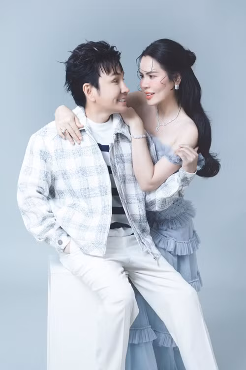 Cặp đôi tin đồn trao nhau ánh mắt tình tứ trong bộ ảnh.