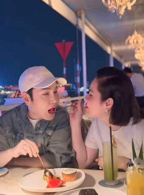 Phương Lê gây chú ý khi đút đồ ăn cho Vũ Luân.