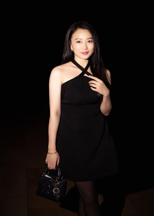 Hồng Loan và cầu thủ Tiến Linh bắt đầu tìm hiểu nhau vào đầu năm 2020. Nữ diễn viên kể, Tiến Linh ấn tượng với cô từ khi xem MV Âm thầm bên em nhưng mãi sau này mới chủ động kết bạn trên mạng xã hội. Tuy nhiên, mối tình này kết thúc chỉ sau 3 tháng. Ảnh: FBNV.