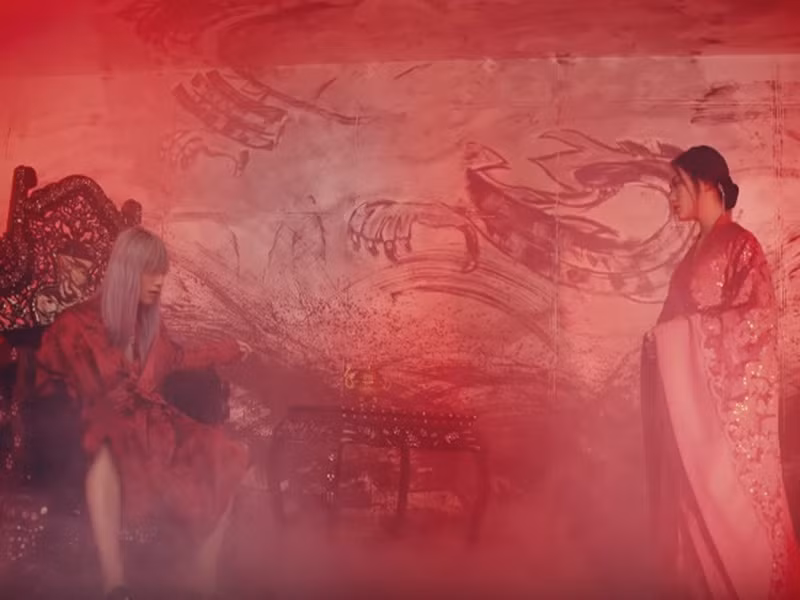 Năm 2017, Sơn Tùng M-TP ra mắt MV Lạc trôi. Cô gái đóng vai người tình trong mộng của nam ca sĩ trong sản phẩm âm nhạc là Hồ Thu Anh. Ảnh chụp màn hình.