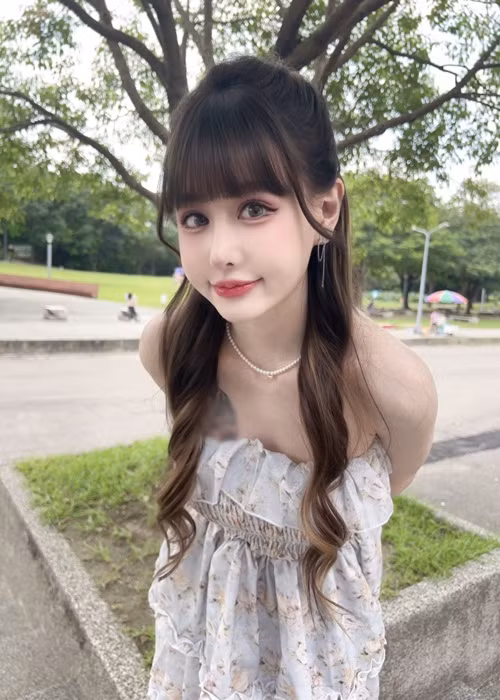 Trong các buổi phát sóng trực tiếp, hot girl xinh đẹp thường ca hát và chia sẻ về cuộc sống.