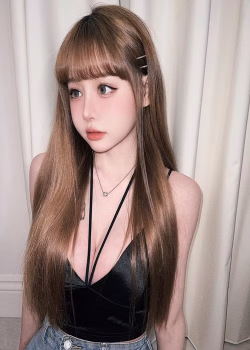 Y Đình chuộng mặc trang phục xẻ ngực sâu, hở lưng.