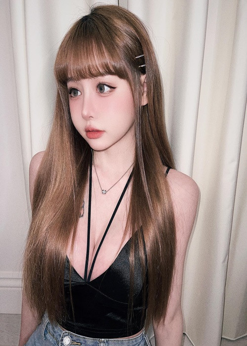 Y Đình chuộng mặc trang phục xẻ ngực sâu, hở lưng.