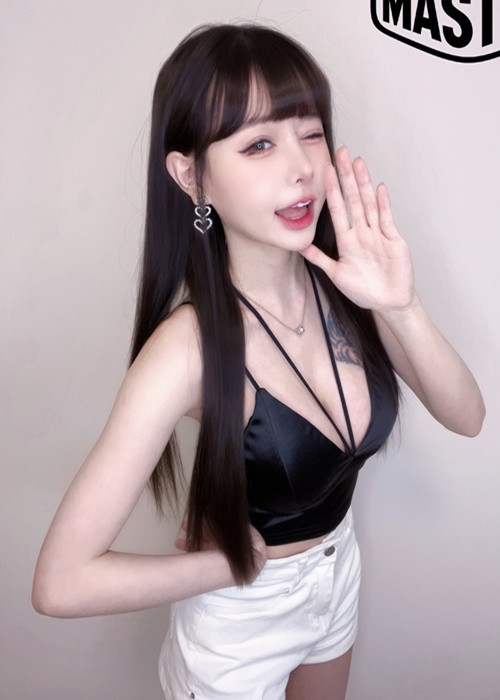 Khi nhóm nhạc tan rã vào năm 2020, cô nàng theo đuổi công việc của một streamer.