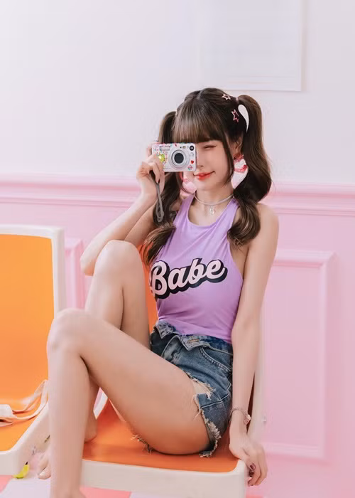 Người hâm mộ yêu mến giọng hát và ngoại hình như búp bê sống của Y Đình.