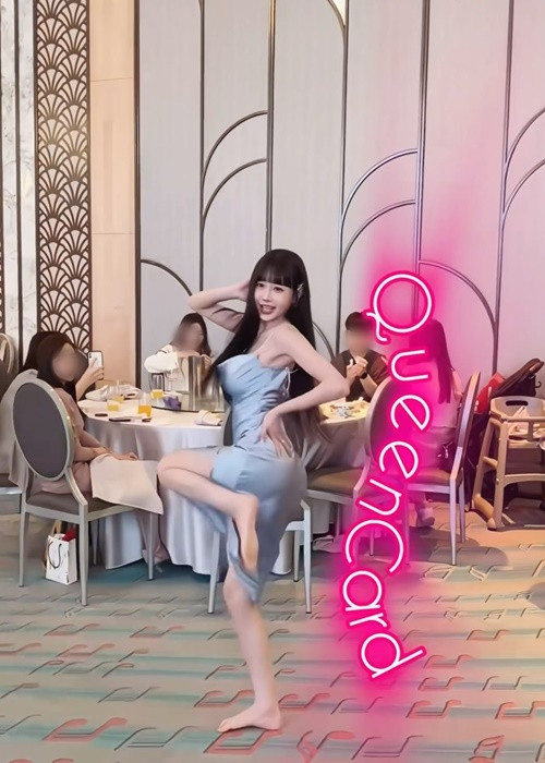 Mới đây, hot girl Vương Y Đình gây sốt khi cởi giày nhảy ở đám cưới.