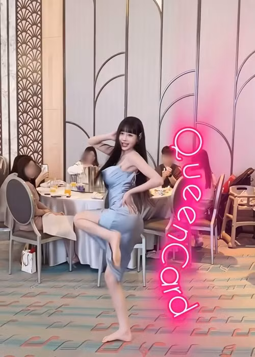 Mới đây, hot girl Vương Y Đình gây sốt khi cởi giày nhảy ở đám cưới.