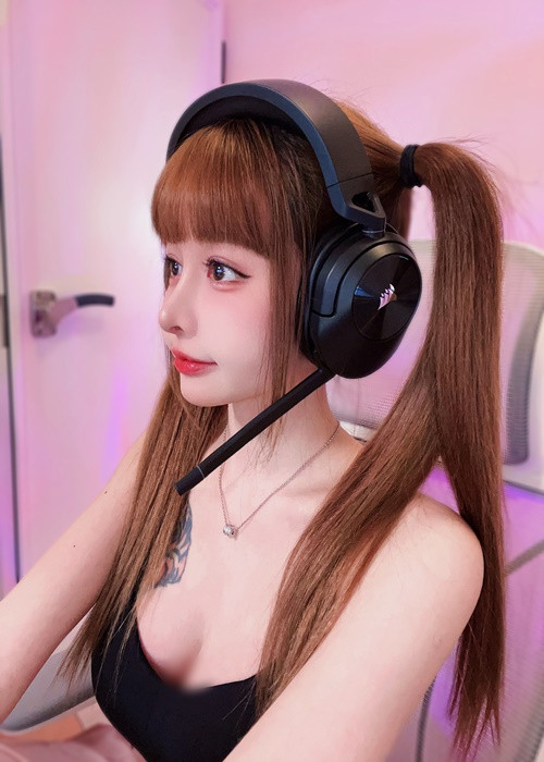 Y Đình thường được khán giả yêu cầu hát bài Muốn yêu bởi vậy, fan đặt cho cô nàng biệt danh "Nữ hoàng tình yêu".