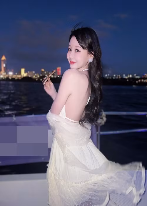 Hot girl người Đài Loan khoe lưng trần gợi cảm hút mọi ánh nhìn.
