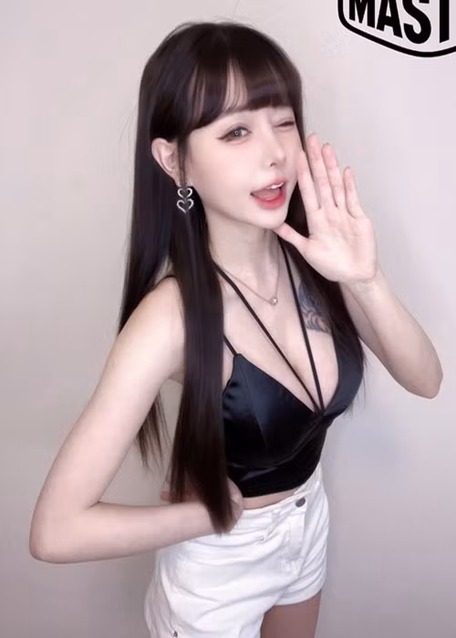 Khi nhóm nhạc tan rã vào năm 2020, cô nàng theo đuổi công việc của một streamer.