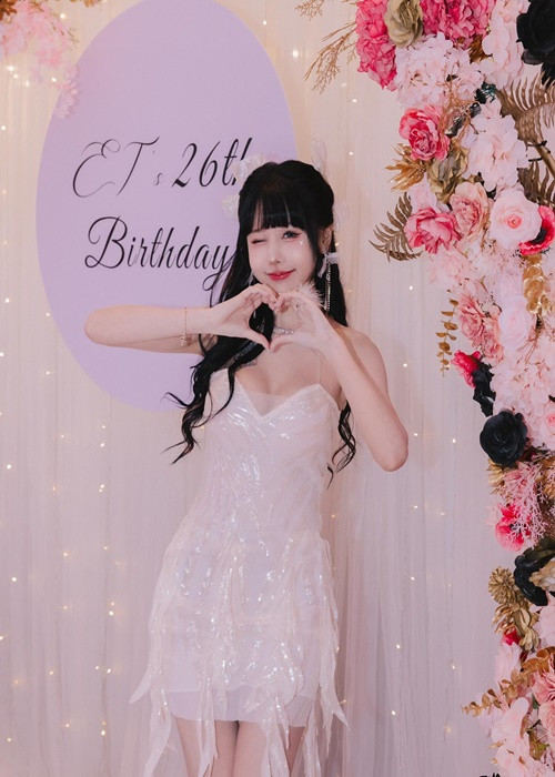 Y Đình sinh năm 1997, đến từ Đài Loan.