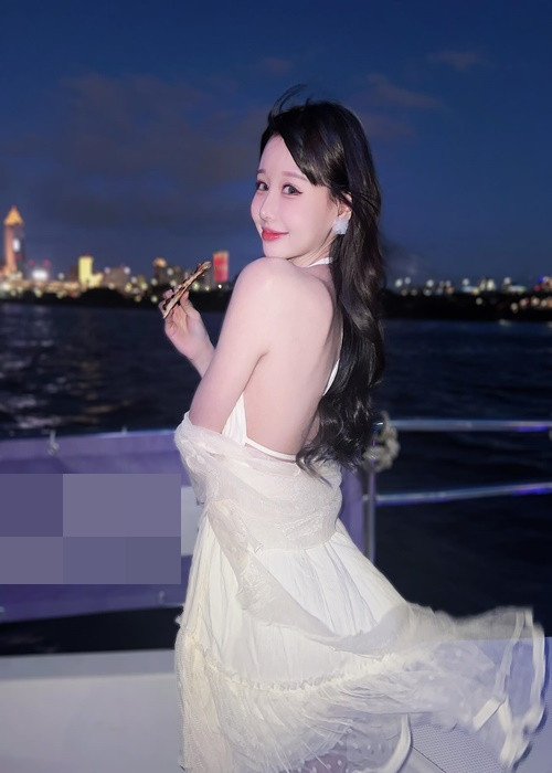 Hot girl người Đài Loan khoe lưng trần gợi cảm hút mọi ánh nhìn.