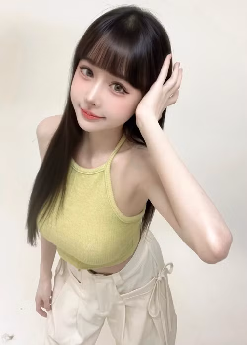 Cô nàng sở hữu gương mặt đẹp như thiên thần, dáng người thon gọn, gợi cảm, làn da trắng sứ.