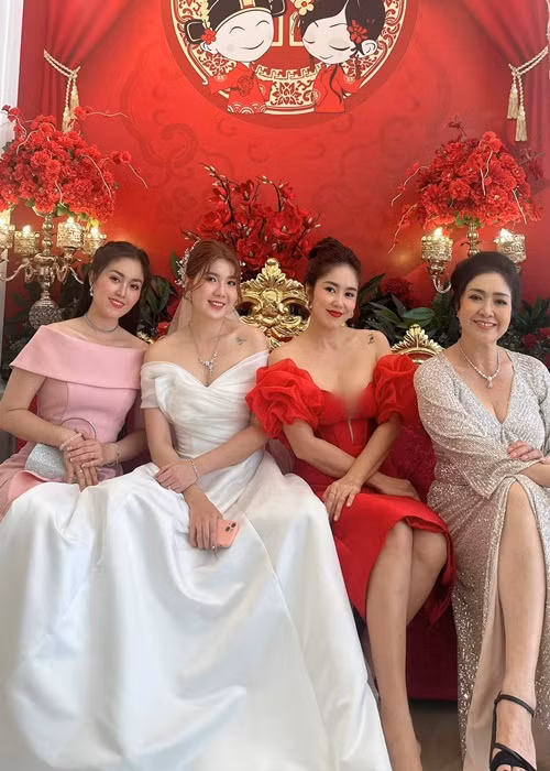 Ngoài Lê Phương, bà Bạch Lê còn có hai cô con gái.