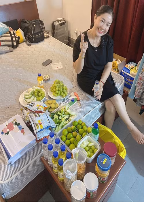 Bà Bạch Lê thường chăm lo bữa ăn cho Lê Phương mỗi khi nữ diễn viên đi quay. Mới đây, Lê Phương chia sẻ, bố mẹ cô lặn lội đến phim trường thăm. "Nhớ hôm 2/6, ba mẹ đi xe máy từ Trà Vinh qua Vĩnh Long thăm, mang theo đồ ăn. Ở coi mình đóng phim, xong đợi mình ăn trưa, rồi lại đèo nhau về giữa 12h trưa nắng nóng dữ lắm! Thương cha thương mẹ mà dặn lòng cố gắng từng giây", Lê Phương viết trên trang cá nhân.