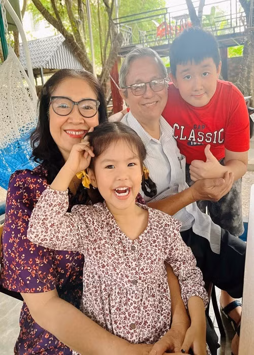 Bà Bạch Lê hỗ trợ Lê Phương chăm sóc các con.