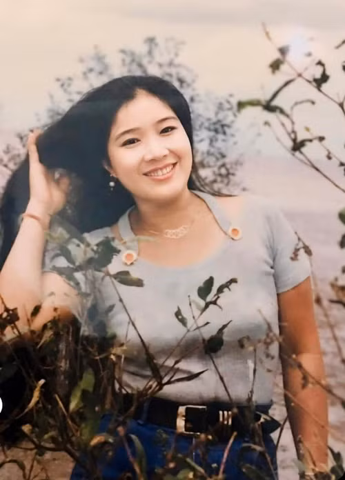 Mẹ đẻ của Lê Phương tên Bạch Lê. Ngày trẻ, bà Bạch Lê sở hữu nhan sắc xinh đẹp.