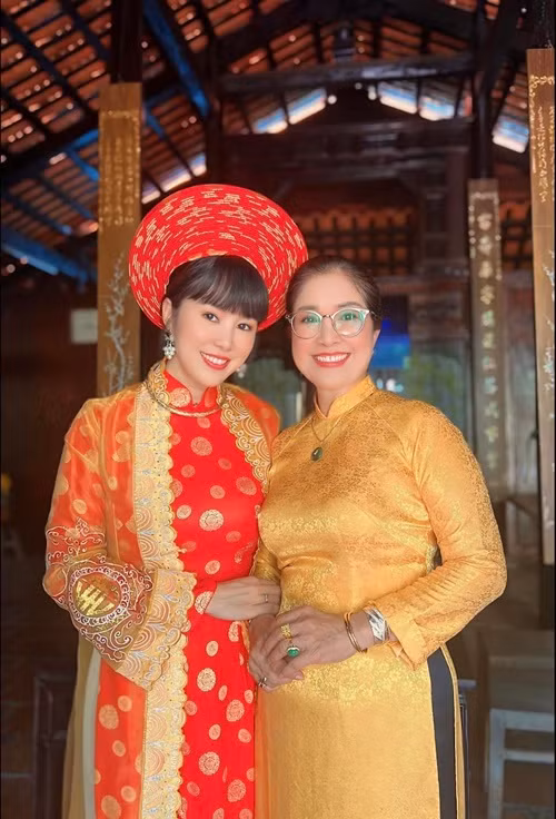 Bà Bạch Lê vẫn giữ được vẻ đẹp mặn mà, đằm thắm dù đã lớn tuổi.