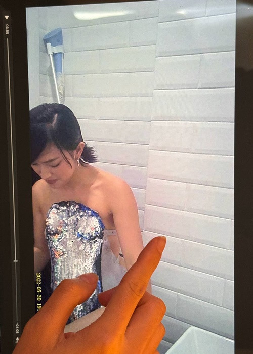 Ê-kíp của Châu Bùi kiểm tra phần tường, gương và không thấy có gì bất thường bởi vậy nữ người mẫu bắt đầu thay đồ.