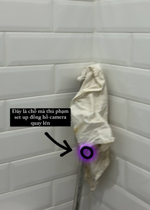 Sau khoảng 30 phút thay đồ trong phòng, Châu Bùi vô tình phát hiện một chiếc đồng hồ giả camera quay lén dưới 1 chiếc khăn trắng.