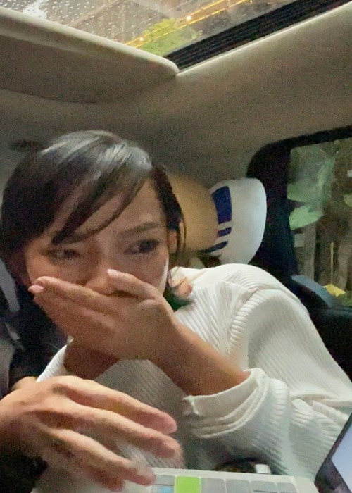 Châu Bùi sốc khi thấy những hình ảnh nhạy cảm trong lúc thay đồ được ghi lại cực kỳ rõ nét. "Đến giờ mình vẫn không thể tưởng tượng nếu mình không phát hiện kịp thời thì những hình ảnh này sẽ bị sử dụng thế nào? Mình sẽ đối mặt với chuyện đó ra sao, hậu quả sẽ đến đâu... thật sự quá đáng sợ”, Châu Bùi cho hay.