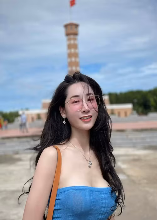 Giống Ngọc Quỳnh "Hoa hồng trên ngực trái", Thùy Anh đang công tác tại Nhà hát Kịch Hà Nội.