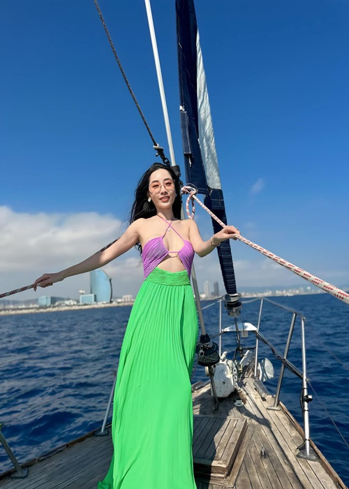 Thùy Anh khoe dáng quyến rũ với váy áo cắt xẻ táo bạo.